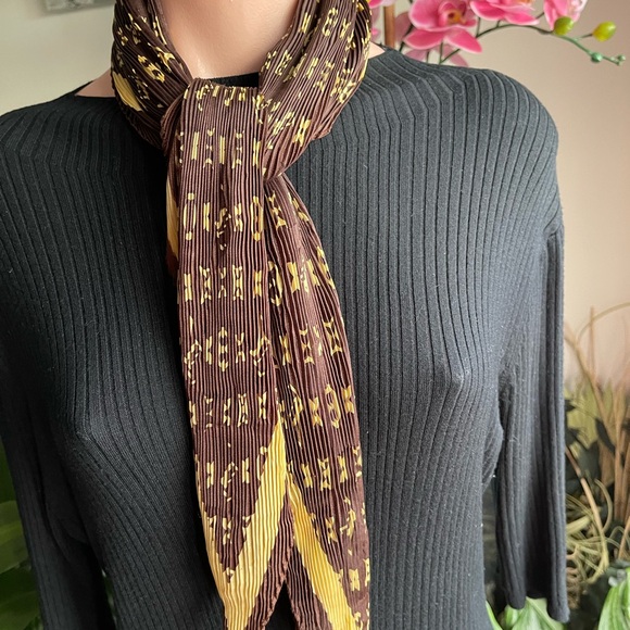 Louis Vuitton Silk Pleated Scarf. - Picture 9 of 10